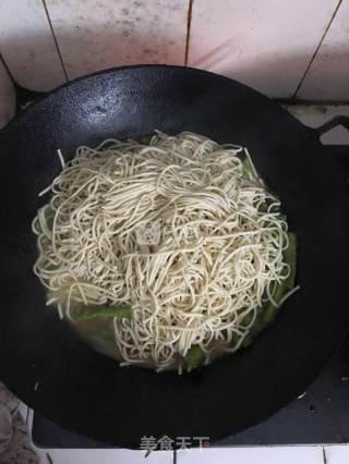 豇豆五花肉焖面的做法步骤：5