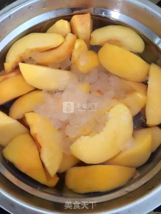 黄桃罐头的做法步骤：4