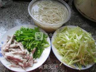尖椒猪肉韭菜芽炒面的做法步骤：1