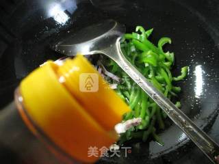 尖椒猪肉韭菜芽炒面的做法步骤：2