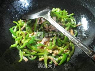 尖椒猪肉韭菜芽炒面的做法步骤：3