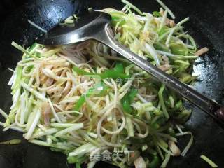 尖椒猪肉韭菜芽炒面的做法步骤：5