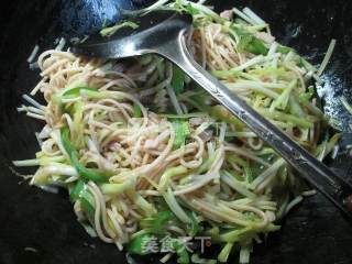 尖椒猪肉韭菜芽炒面的做法步骤：7