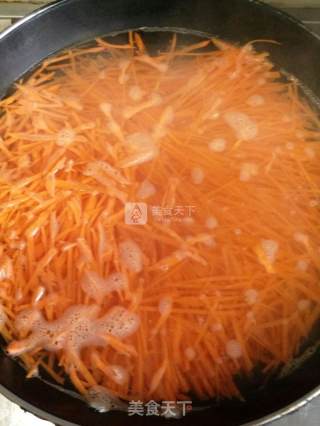 胡萝卜猪肉水饺的做法步骤：2