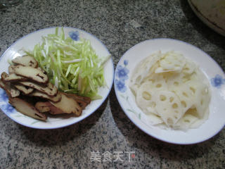 香干韭菜芽炒莲藕的做法步骤：1