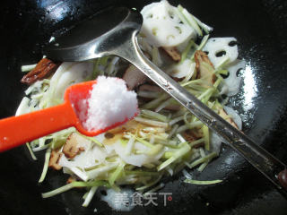 香干韭菜芽炒莲藕的做法步骤：6
