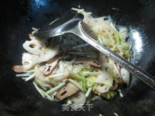 香干韭菜芽炒莲藕的做法步骤：7