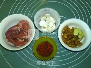 淮杞瑶柱瘦肉汤的做法步骤：1