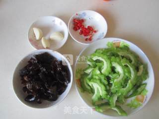 凉拌黑木耳苦瓜的做法步骤：1