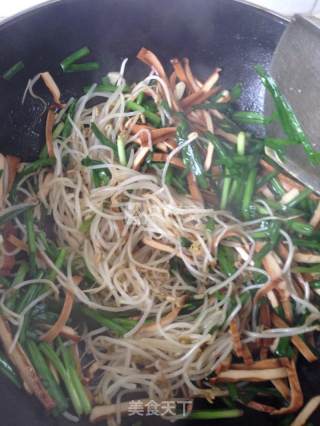豆芽韭菜炒香干的做法步骤：4