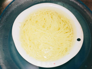 酸辣土豆丝的做法步骤：1