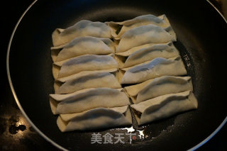 猪肉芹菜锅贴的做法步骤：17