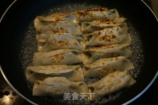 猪肉芹菜锅贴的做法步骤：19