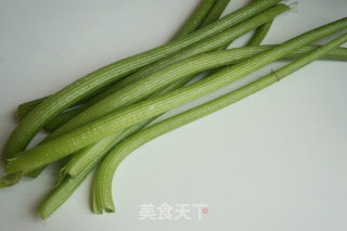 肉片炒南瓜藤的做法步骤：1