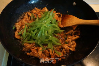 肉片炒南瓜藤的做法步骤：11
