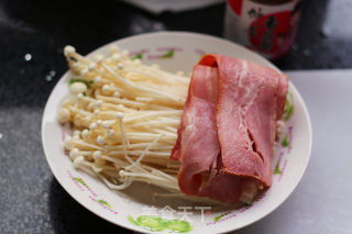 五分钟快手菜，培根金针菇卷的做法步骤：1