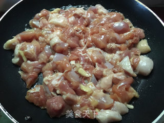 菇爆鸡丁的做法步骤：3