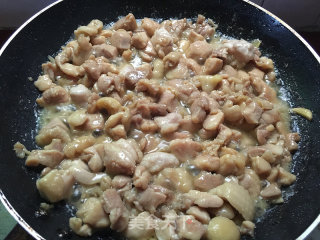 菇爆鸡丁的做法步骤：4