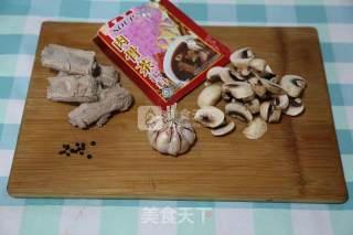 肉骨茶的做法步骤：1
