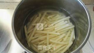 椒盐土豆条的做法步骤：2
