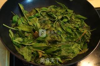 香椿炒鸡蛋的做法步骤：2