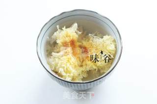 芡实薏米银耳羹的做法步骤：2