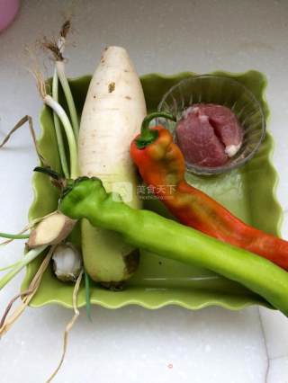 尖椒白萝卜炒肉丝的做法步骤：1