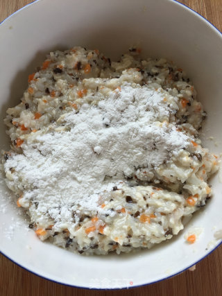 虾皮时蔬黄金饭团的做法步骤：9