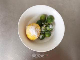 在家做一杯降温解暑鲜果茶——伴柠伴桔鲜果茶的做法步骤：2