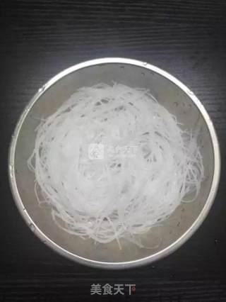 蒜蓉开背虾蒸粉丝的做法步骤：1
