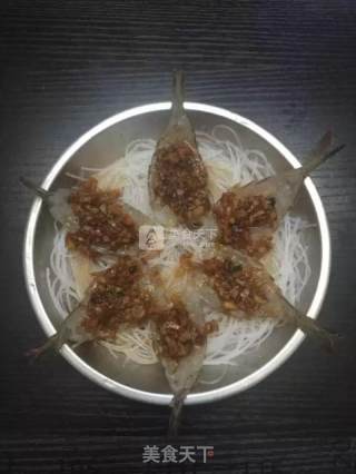蒜蓉开背虾蒸粉丝的做法步骤：3