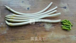 青椒炒泥中玉的做法步骤：1
