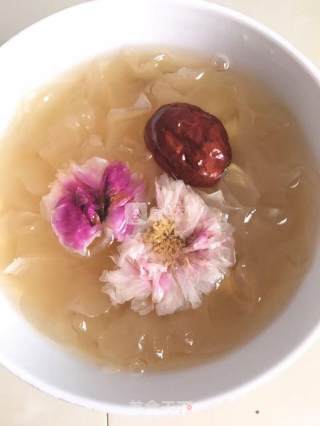 玫瑰银耳红枣羹的做法步骤：1