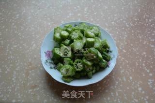 豆腐炒秋葵的做法步骤：1