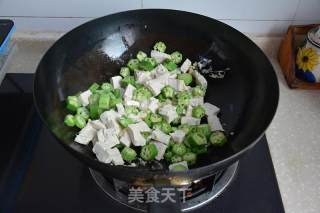 豆腐炒秋葵的做法步骤：5