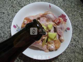 炸酱油鸡翅根的做法步骤：2
