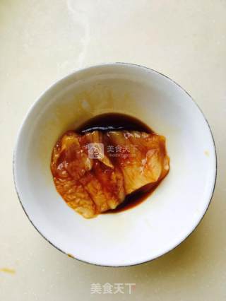 无油煎鸡胸肉的做法步骤：1