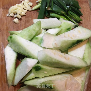 丝瓜炒鸡蛋的做法步骤：1