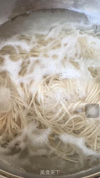 西红柿炒鸡蛋凉拌面的做法步骤：1