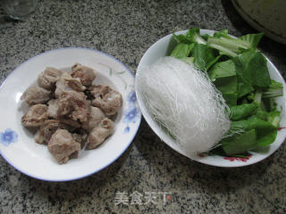 小白菜排骨粉丝汤的做法步骤：1