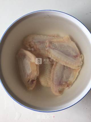 金沙鸡翅的做法步骤：1