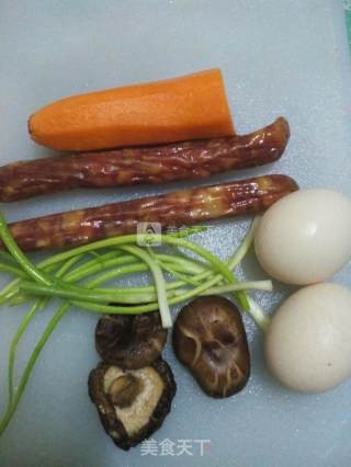 刚好有剩饭和腊肠，准备炒饭，简简单单不需要太多的调味品特别适合上班赶时间的朋友的做法步骤：1