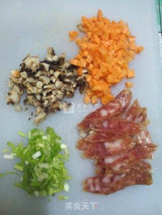 刚好有剩饭和腊肠，准备炒饭，简简单单不需要太多的调味品特别适合上班赶时间的朋友的做法步骤：2