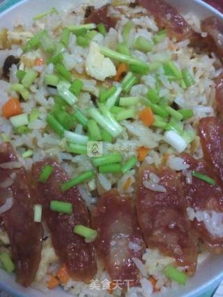 刚好有剩饭和腊肠，准备炒饭，简简单单不需要太多的调味品特别适合上班赶时间的朋友的做法步骤：5