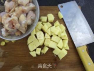 土豆炖鸡块的做法步骤：1