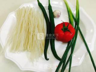 番茄辣椒汤粉的做法步骤：1