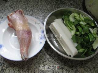 青菜腊鸡腿年糕汤的做法步骤：1
