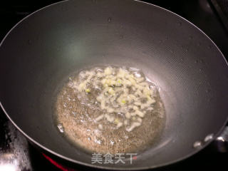 猪颈肉炒西瓜皮的做法步骤：2
