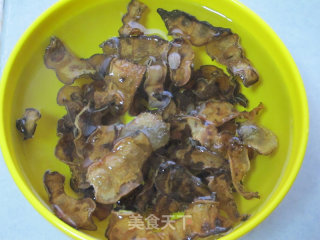 扁豆干五花肉的做法步骤：1