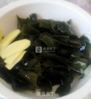 海带排骨汤的做法步骤：2